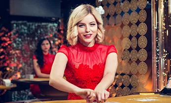 Hình ảnh một trận đá gà sôi động tại Campuchia đang được truyền hình trực tiếp cho thị trường Việt Nam.